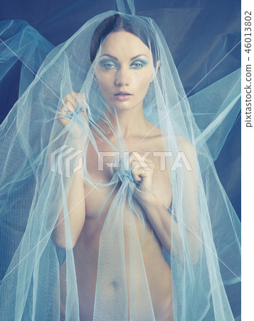 Woman under veil Woman under veil 46013802
