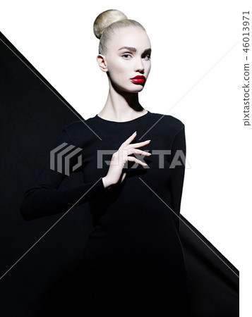 Elegant woman in geometric black and white background Elegant woman in geometric black and white background 46013971