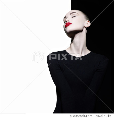 Elegant blode in geometric black and white background Elegant blode in geometric black and white background 46014016