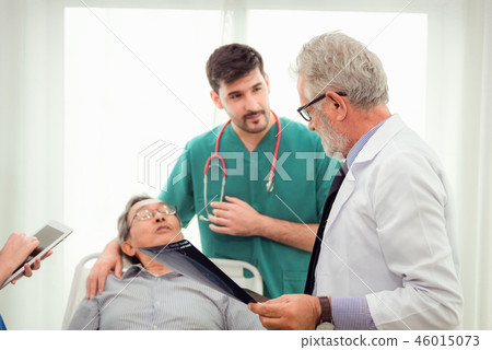 Portrait of doctor team 46015073