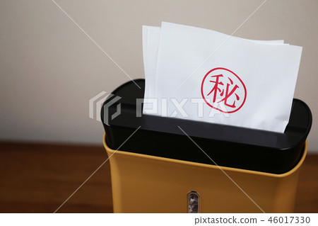 用碎紙機撕碎機密文件 用碎紙機撕碎機密文件 46017330