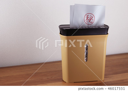 用碎紙機撕碎機密文件 用碎紙機撕碎機密文件 46017331