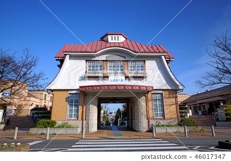 在日本的東京都市風景觀看Denenchofu駐地的被恢復的駐地大廈 在日本的東京都市風景觀看Denenchofu駐地的被恢復的駐地大廈 46017347