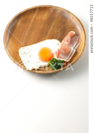 Fried egg with ham and broccoli 46017715