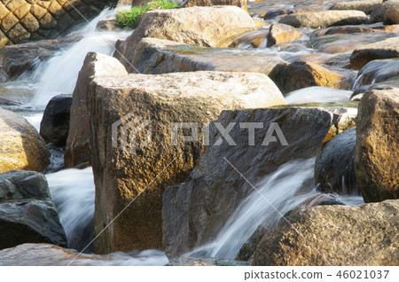 Jade stone and water flow in the river ... Aperture value: F32, shutter speed: 1/13 ISO sensitivity: 400 Jade stone and water flow in the river ... Aperture value: F32, shutter speed: 1/13 ISO sensitivity: 400 46021037