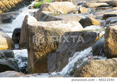 Jade stone and water flow in the river ... Aperture value: F11, shutter speed: 1/100, ISO sensitivity: 400 46021040
