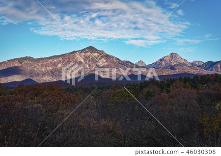 在清晨從Yatsugatake Kai Oizumi景觀 在清晨從Yatsugatake Kai Oizumi景觀 46030308