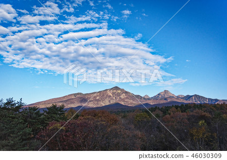 在清晨從Yatsugatake Kai Oizumi景觀 在清晨從Yatsugatake Kai Oizumi景觀 46030309