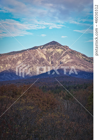 在清晨從Yatsugatake Kai Oizumi景觀 在清晨從Yatsugatake Kai Oizumi景觀 46030312