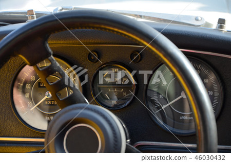 Classic car instrument panel [car] 46030432