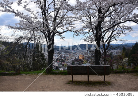 日本岐阜縣高山市春天高山市高山市區從城山公園看到的私人住宅和酒店以及盛開的櫻花盛開 日本岐阜縣高山市春天高山市高山市區從城山公園看到的私人住宅和酒店以及盛開的櫻花盛開 46030893