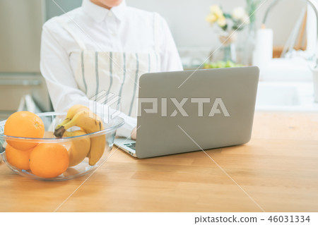 Housewife, housewife, pc 46031334