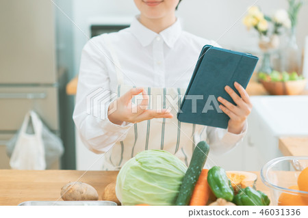 cash, Housewife, housewife 46031336