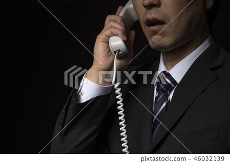 Men talking on the phone 46032139