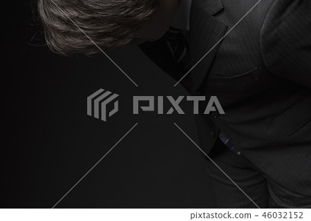 一個男人低著頭道歉 一個男人低著頭道歉 46032152