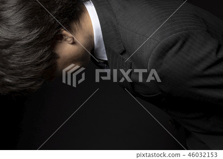 一個男人低著頭道歉 46032153