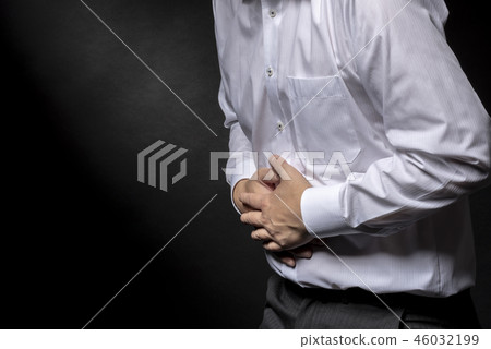 患有胃部不適的男人 患有胃部不適的男人 46032199