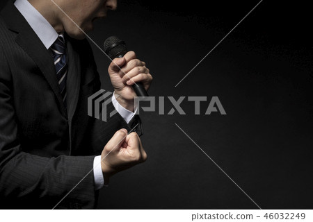 拿著話筒和強調的人 拿著話筒和強調的人 46032249