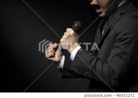 拿著話筒和強調的人 拿著話筒和強調的人 46032251