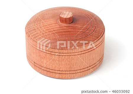 Empty wooden bowl with a lid isolated on white background Empty wooden bowl with a lid isolated on white background 46033092