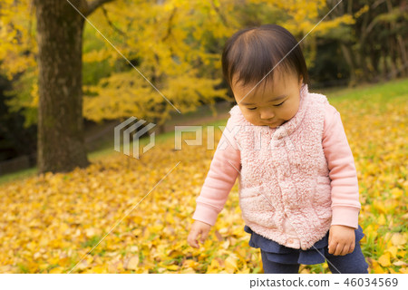 享受秋季葉子狩獵的孩子 46034569