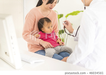 接受小兒科的父母和孩子 接受小兒科的父母和孩子 46034581