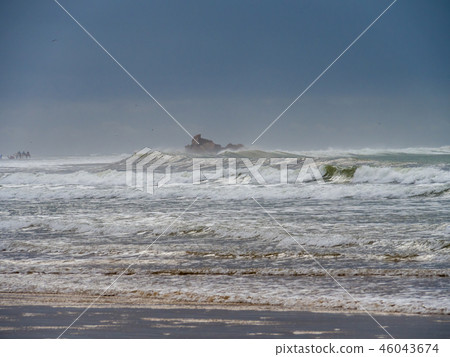 Stormy ocean on the shore of Essaouira. 46043674