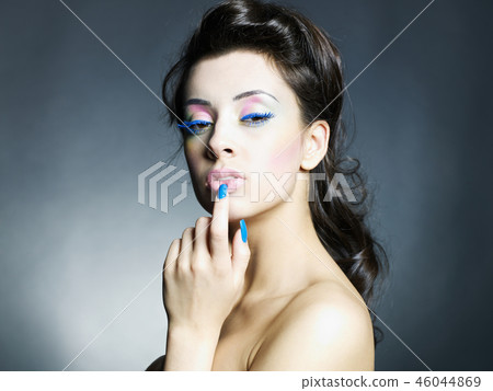 Beautiful woman with bright makeup and manicure 46044869