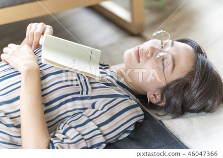 一個輕鬆的假期職業女性癒合閱讀風格的女人躺在木地板和謊言 46047366