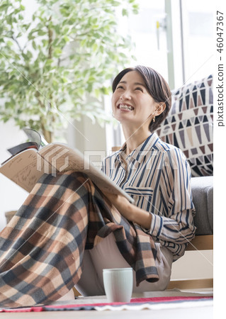一個輕鬆的假期職業女性癒合閱讀風格的女人躺在木地板和謊言 46047367