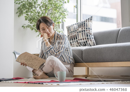 一個輕鬆的假期職業女性癒合閱讀風格的女人躺在木地板和謊言 46047368
