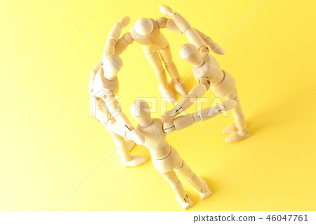 形成一個圓圈 形成一個圓圈 46047761