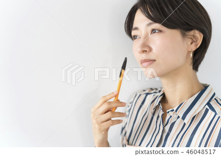 檢查會議材料的鋒利的女性職業婦女 46048517