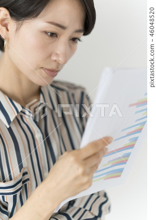 檢查會議材料的鋒利的女性職業婦女 46048520
