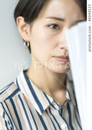 檢查會議材料的鋒利的女性職業婦女 46048523