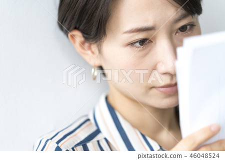 檢查會議材料的鋒利的女性職業婦女 46048524