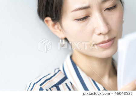 檢查會議材料的鋒利的女性職業婦女 46048525