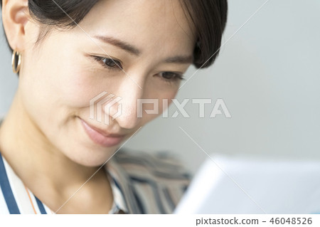 檢查會議材料的微笑的女性職業婦女 46048526