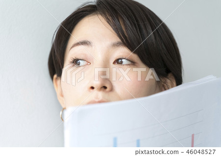檢查會議材料的鋒利的女性職業婦女 46048527