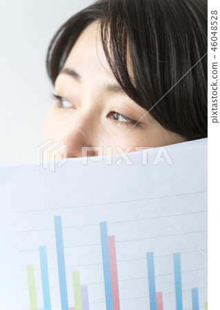 檢查會議材料的鋒利的女性職業婦女 檢查會議材料的鋒利的女性職業婦女 46048528