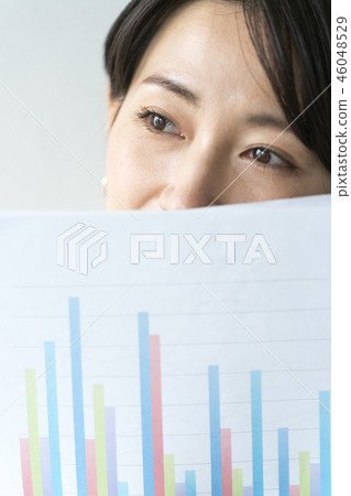 檢查會議材料的鋒利的女性職業婦女 檢查會議材料的鋒利的女性職業婦女 46048529
