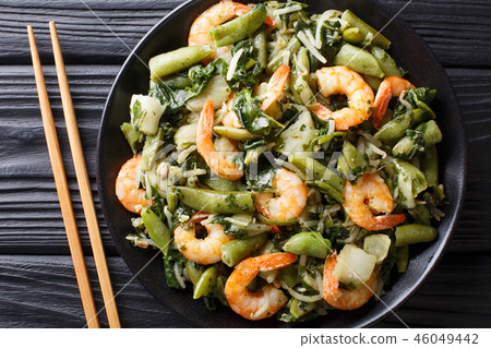 Delicious fried shrimp with spinach, soy sprouts Delicious fried shrimp with spinach, soy sprouts 46049442