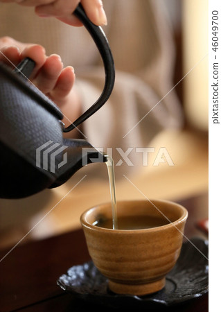 To put in tea 46049700