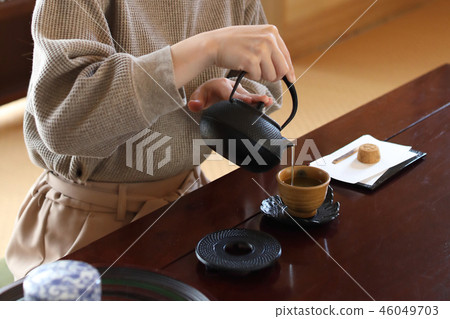 To put in tea 46049703