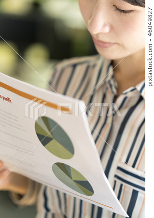 職業女性活潑的工作環境 職業女性活潑的工作環境 46049827