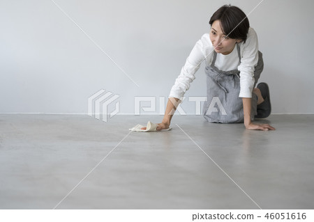 Beautiful favorite cute housewife struggling to year-end cleaning Beautiful favorite cute housewife struggling to year-end cleaning 46051616