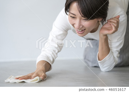 Beautiful favorite cute housewife struggling to year-end cleaning Beautiful favorite cute housewife struggling to year-end cleaning 46051617
