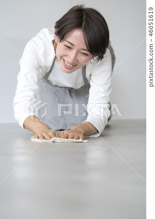 Beautiful favorite cute housewife struggling to year-end cleaning Beautiful favorite cute housewife struggling to year-end cleaning 46051619