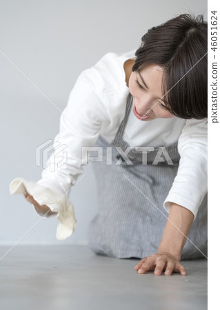 Beautiful favorite cute housewife struggling to year-end cleaning Beautiful favorite cute housewife struggling to year-end cleaning 46051624