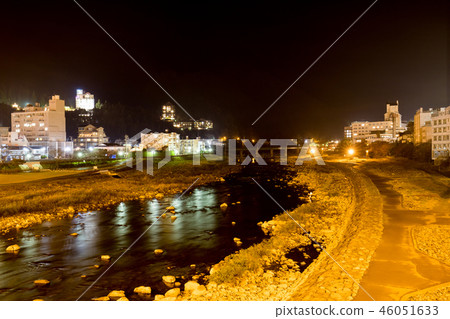 下呂溫泉的城市景觀和飛River河的夜景 下呂溫泉的城市景觀和飛River河的夜景 46051633